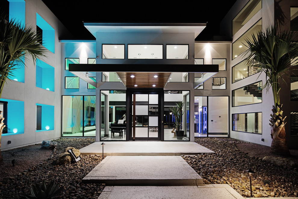 Geräumige Moderne Haustür mit weißer Wandfarbe, Porzellan-Bodenfliesen, Drehtür und Haustür aus Metall in Austin