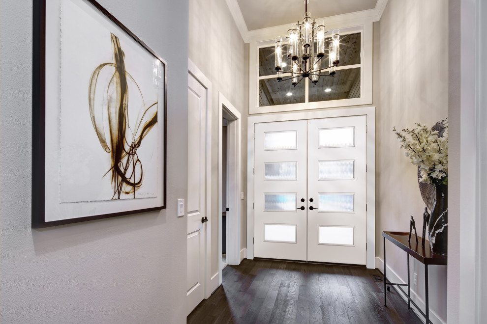 Großes Modernes Foyer mit beiger Wandfarbe, dunklem Holzboden, Doppeltür, weißer Haustür, braunem Boden und gewölbter Decke in Los Angeles