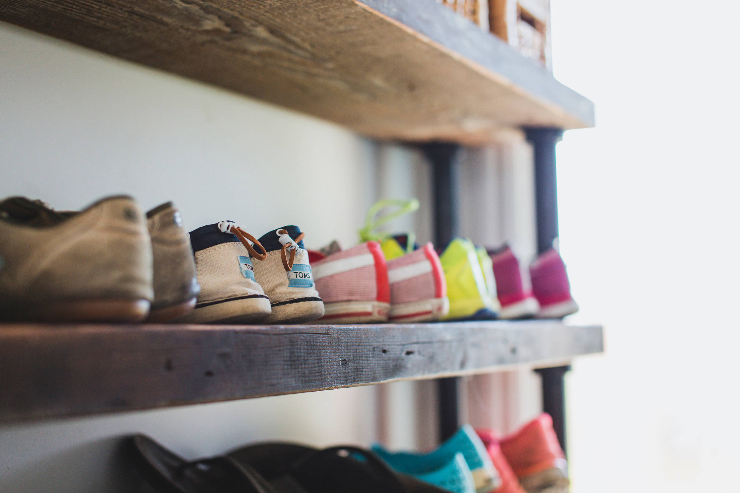 Как сделать полку для обуви: разные варианты изготовления «обувного рая»