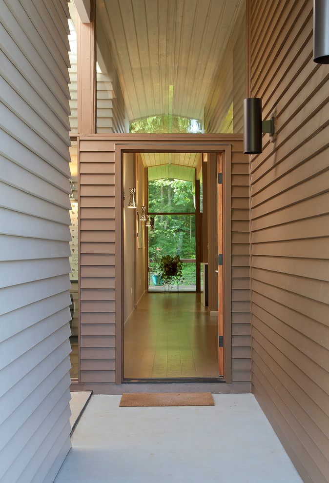На фото: прихожая среднего размера в стиле ретро с пробковым полом и одностворчатой входной дверью