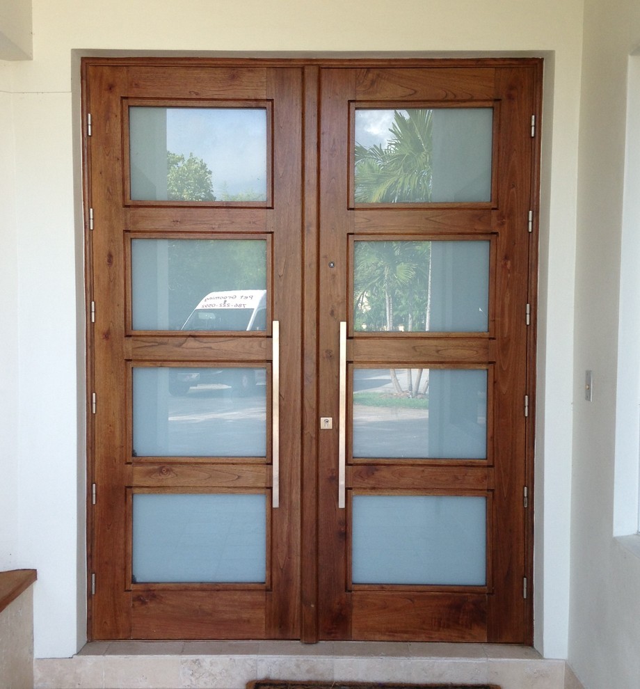 Ejemplo de puerta principal moderna con puerta doble y puerta de madera en tonos medios