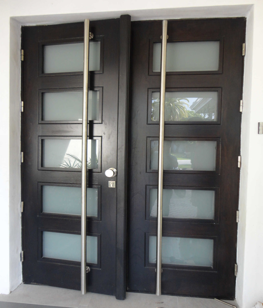 Idéer för funkis ingångspartier, med en dubbeldörr och en svart dörr