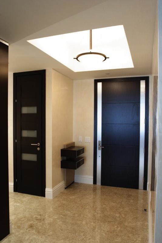 Mittelgroßes Modernes Foyer mit beiger Wandfarbe, Marmorboden, Einzeltür, dunkler Holzhaustür und beigem Boden in Miami