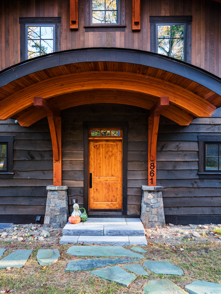Urige Haustür mit brauner Wandfarbe, Einzeltür, hellbrauner Holzhaustür und grauem Boden in Boston