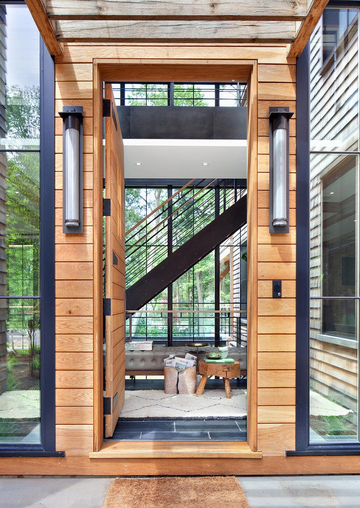 Rustikale Haustür mit Einzeltür und hellbrauner Holzhaustür in New York