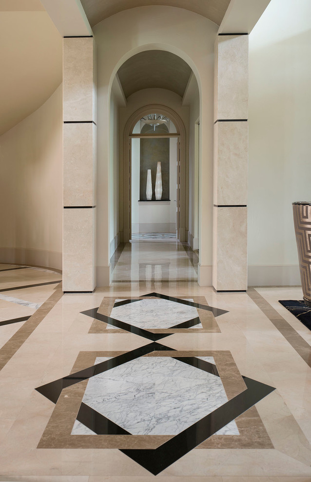 Geräumiges Modernes Foyer mit beiger Wandfarbe, Marmorboden, Doppeltür und schwarzer Haustür in Dallas