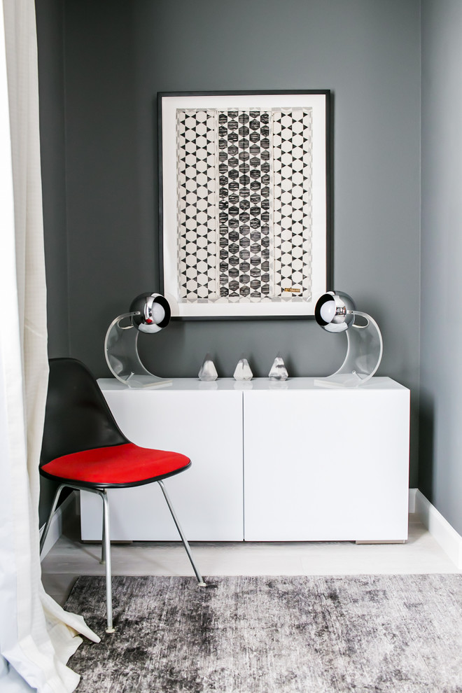 Inspiration för en minimalistisk entré, med grå väggar och ljust trägolv