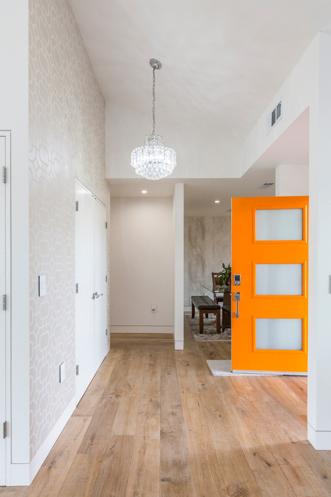 На фото: входная дверь среднего размера в стиле модернизм с оранжевой входной дверью, серыми стенами, паркетным полом среднего тона, одностворчатой входной дверью и коричневым полом