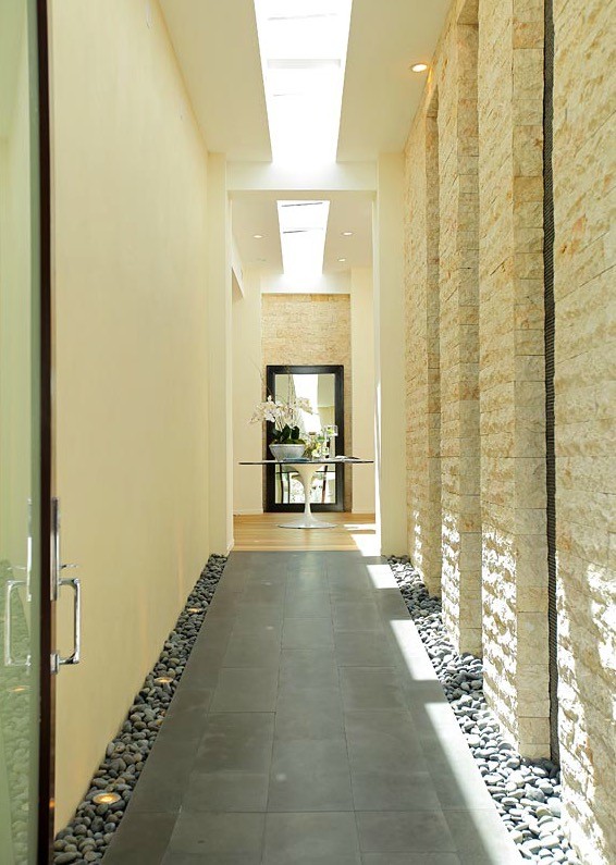 Пример оригинального дизайна: вестибюль среднего размера в стиле модернизм с бежевыми стенами и бетонным полом