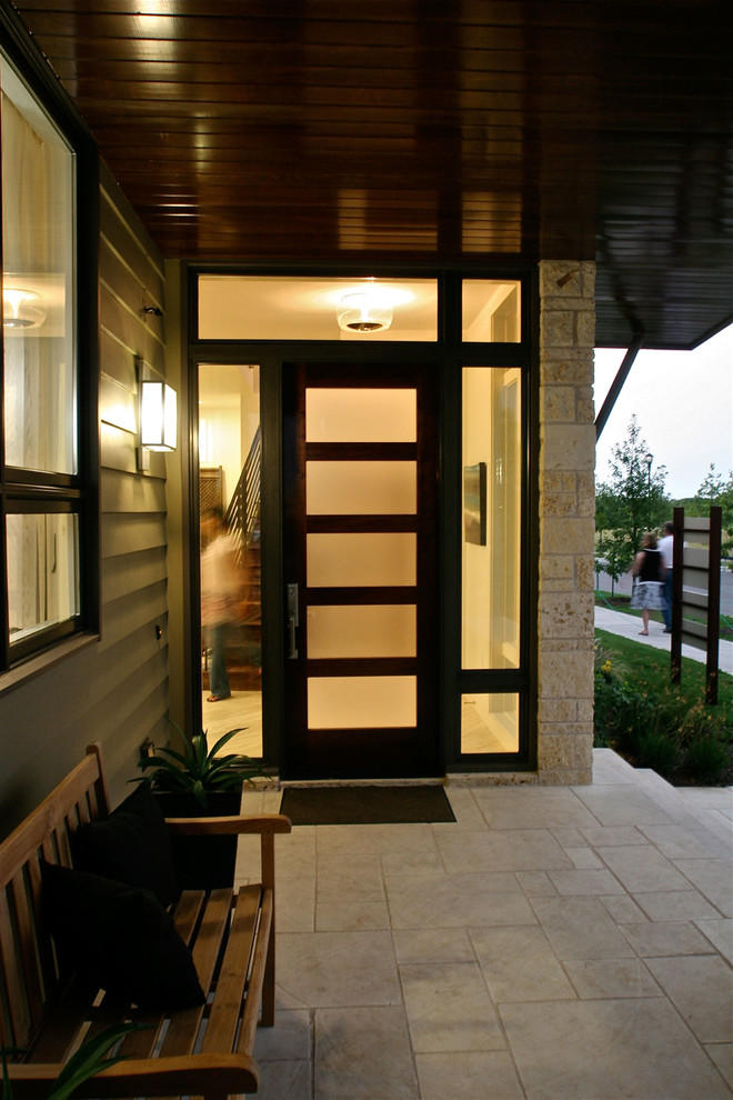 Cette photo montre une porte d'entrée tendance de taille moyenne avec une porte simple, une porte en bois foncé et un mur beige.