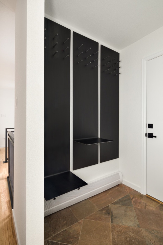 Inspiration för mellanstora moderna kapprum, med vita väggar, mellanmörkt trägolv, en enkeldörr, en svart dörr och beiget golv