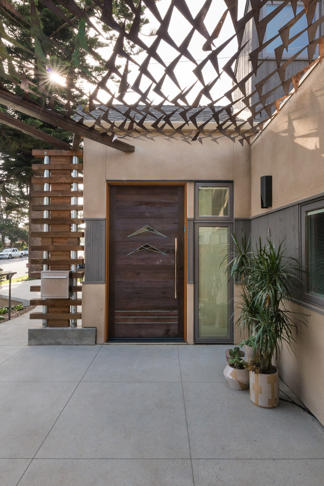 サンディエゴにあるコンテンポラリースタイルのおしゃれな玄関ドア (濃色木目調のドア) の写真