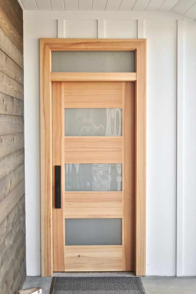 Foto de puerta principal minimalista de tamaño medio con puerta simple y puerta de madera clara