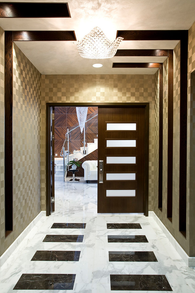 Стильный дизайн: фойе среднего размера в стиле неоклассика (современная классика) с коричневыми стенами, мраморным полом, двустворчатой входной дверью, входной дверью из темного дерева и бежевым полом - последний тренд