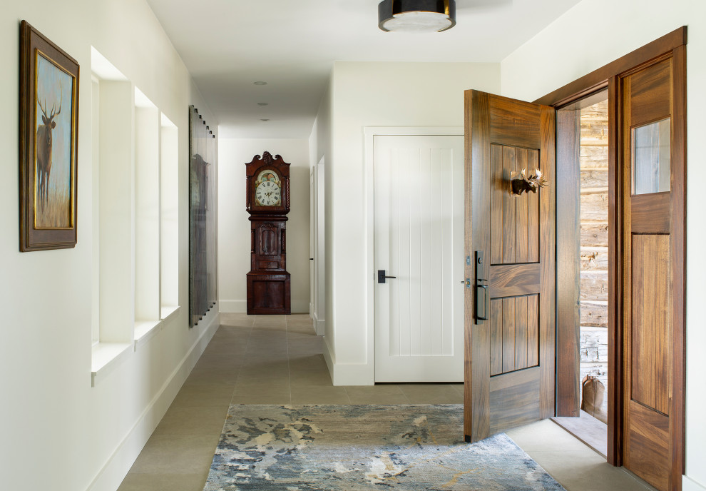 Imagen de puerta principal actual pequeña con paredes blancas, puerta simple, puerta marrón y suelo beige