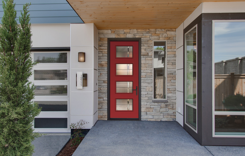 Idéer för att renovera en funkis entré, med betonggolv, en enkeldörr och en röd dörr