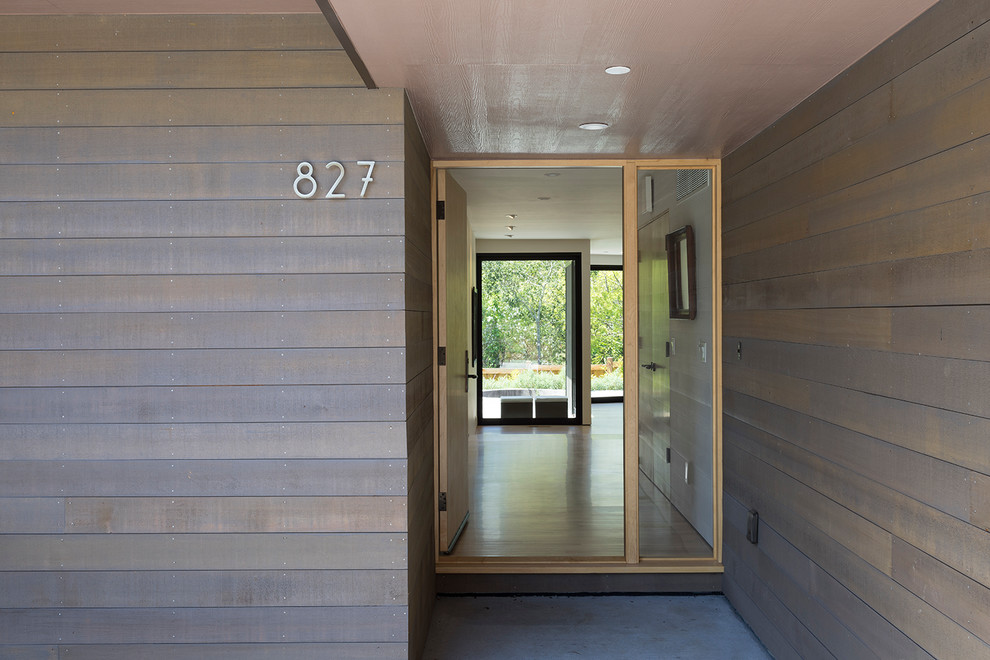 Großes Modernes Foyer mit Einzeltür, heller Holzhaustür, grauer Wandfarbe und hellem Holzboden in San Francisco
