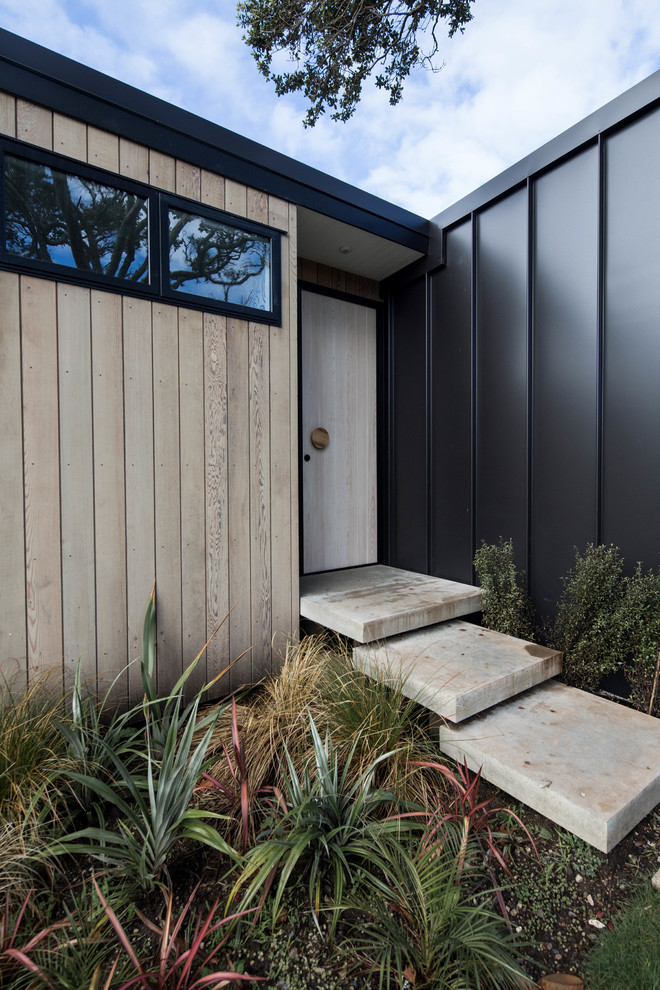 Inspiration for a modern entryway remodel in Auckland