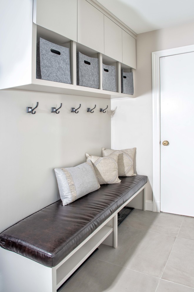 Imagen de vestíbulo posterior minimalista de tamaño medio con paredes grises, suelo de baldosas de porcelana, puerta doble, puerta gris y suelo gris