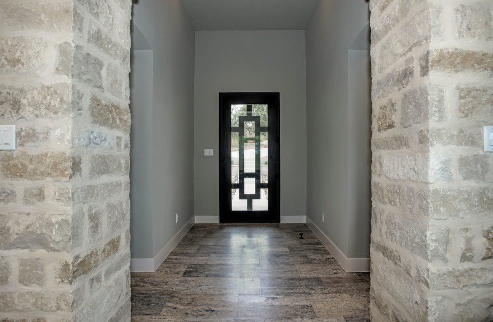 Foto på en mellanstor funkis ingång och ytterdörr, med grå väggar, en enkeldörr och en svart dörr