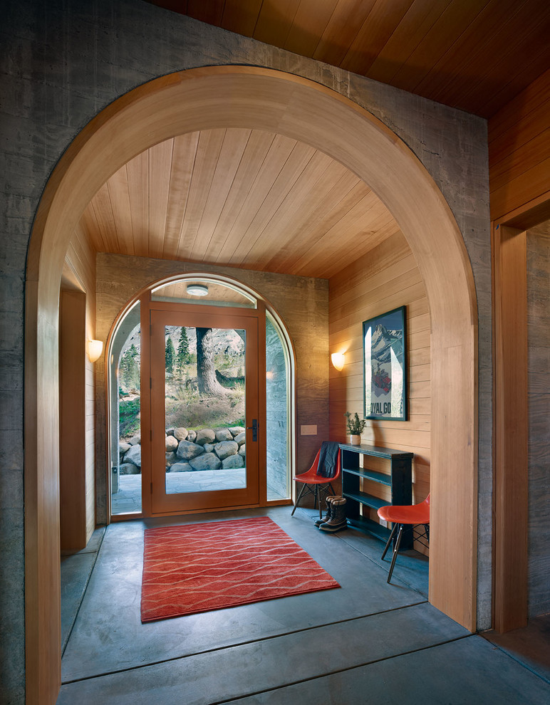 Modelo de puerta principal rústica extra grande con suelo de cemento, puerta simple, puerta de vidrio y suelo gris