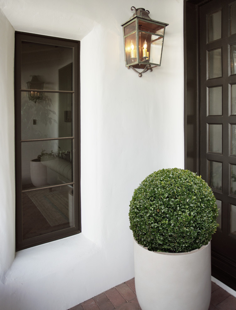 Entrance in Phoenix with white walls, a double front door and a black front door.