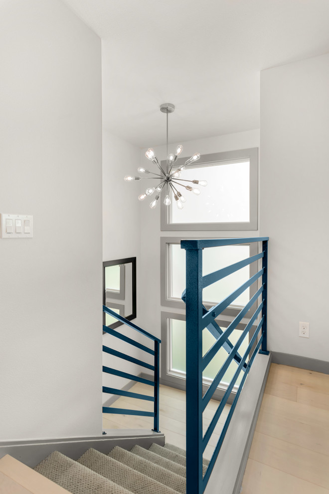Ispirazione per un ingresso o corridoio minimalista di medie dimensioni con parquet chiaro e pavimento beige
