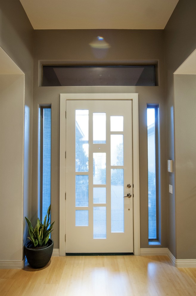 Источник вдохновения для домашнего уюта: входная дверь среднего размера в стиле модернизм с серыми стенами, светлым паркетным полом, одностворчатой входной дверью и белой входной дверью