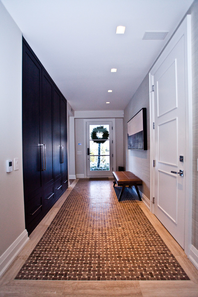 Exemple d'une entrée tendance avec un couloir, un mur gris, une porte simple et une porte en verre.