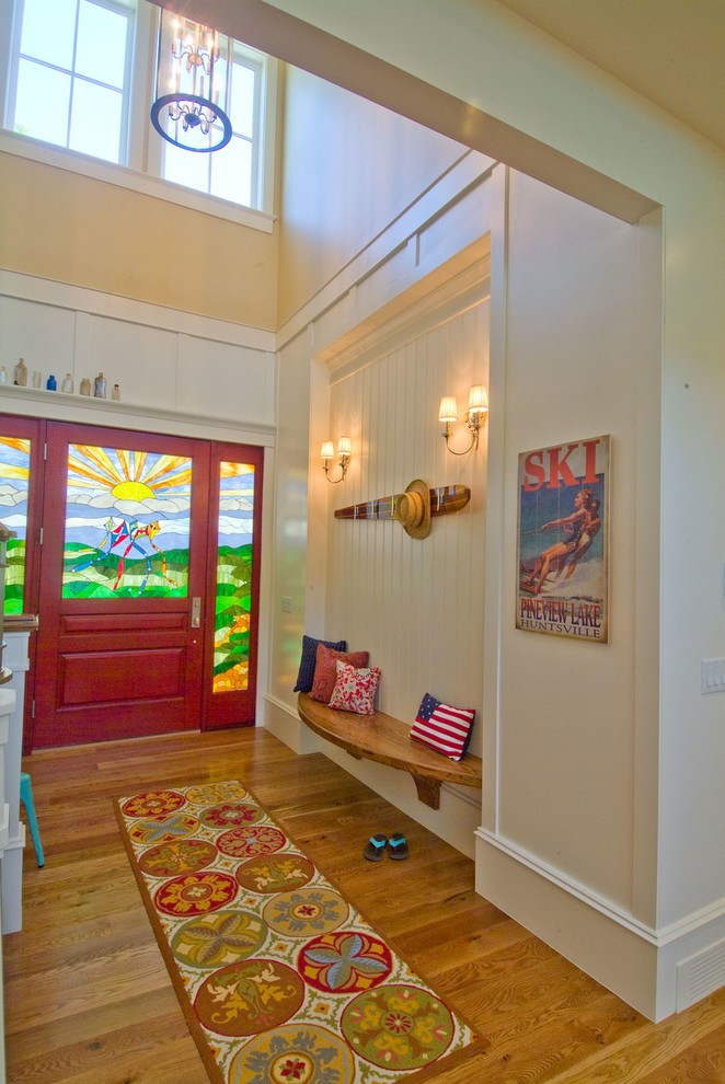 Klassisches Foyer mit weißer Wandfarbe, braunem Holzboden, Einzeltür und hellbrauner Holzhaustür in Salt Lake City