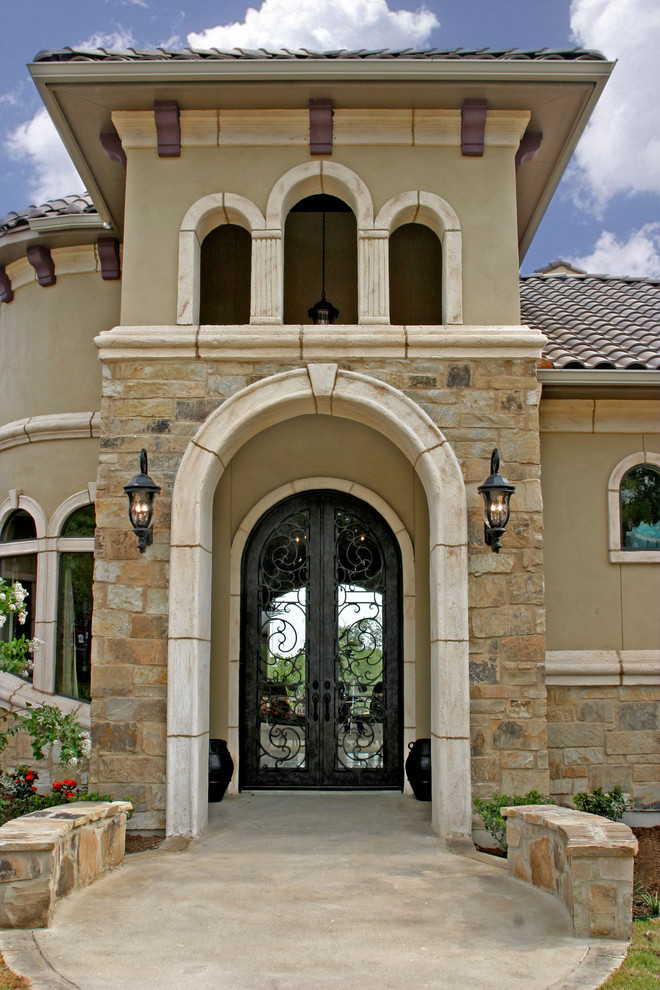 Kleine Klassische Haustür mit beiger Wandfarbe, Betonboden, Einzeltür und schwarzer Haustür in Austin