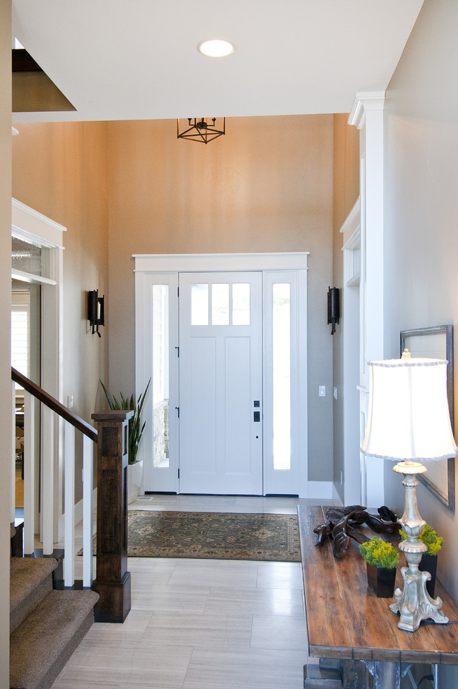 На фото: фойе среднего размера в стиле кантри с бежевыми стенами, полом из керамической плитки, одностворчатой входной дверью и белой входной дверью с
