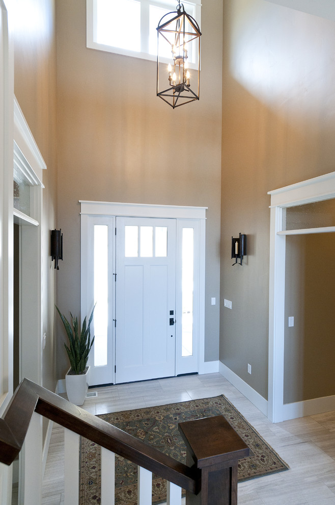 Inspiration pour un hall d'entrée traditionnel de taille moyenne avec un mur beige, un sol en carrelage de céramique, une porte simple et une porte blanche.