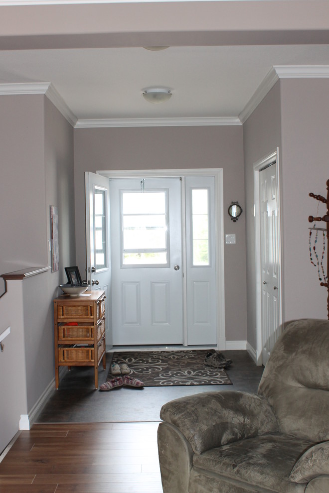 Idées déco pour un hall d'entrée contemporain de taille moyenne avec un mur beige, un sol en linoléum, une porte simple et une porte blanche.