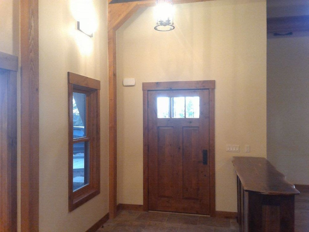 Источник вдохновения для домашнего уюта: входная дверь среднего размера в стиле рустика с бежевыми стенами, одностворчатой входной дверью и входной дверью из дерева среднего тона