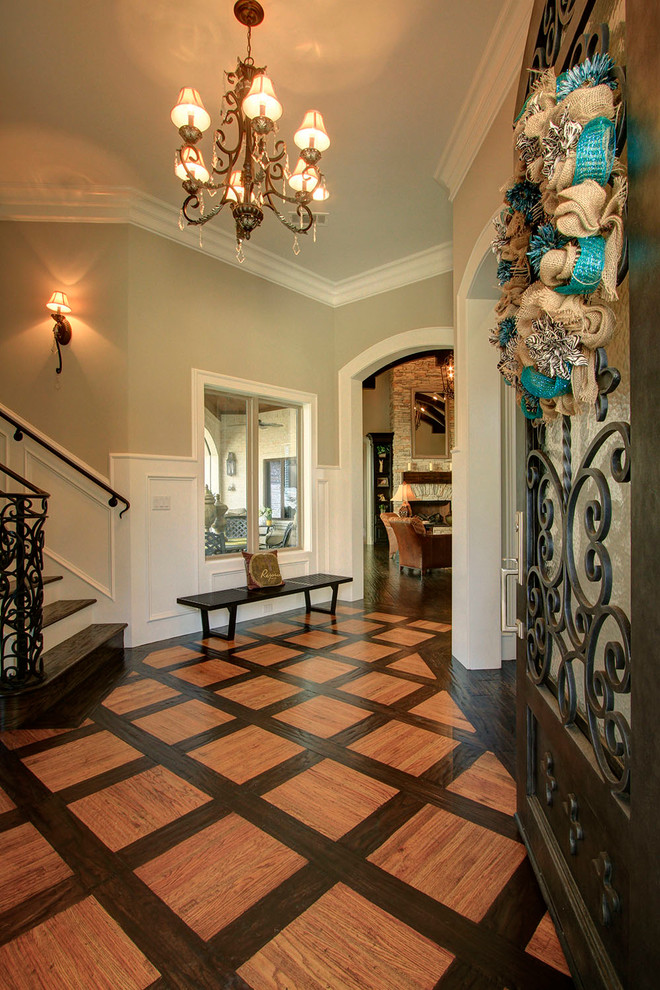 Источник вдохновения для домашнего уюта: фойе в классическом стиле с серыми стенами, паркетным полом среднего тона, одностворчатой входной дверью и металлической входной дверью