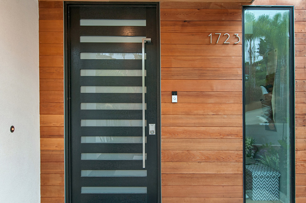 Идея дизайна: большая входная дверь в стиле модернизм с одностворчатой входной дверью и черной входной дверью