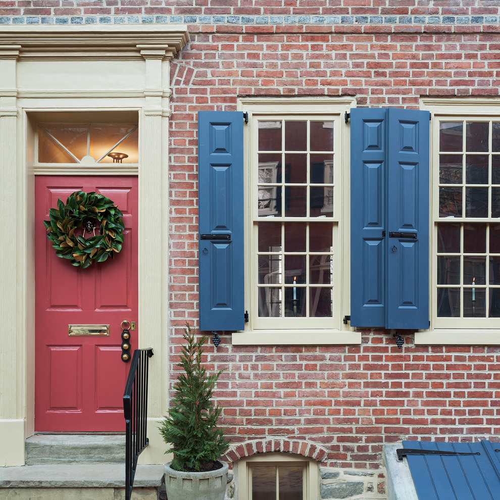 Modelo de puerta principal tradicional con puerta simple y puerta roja
