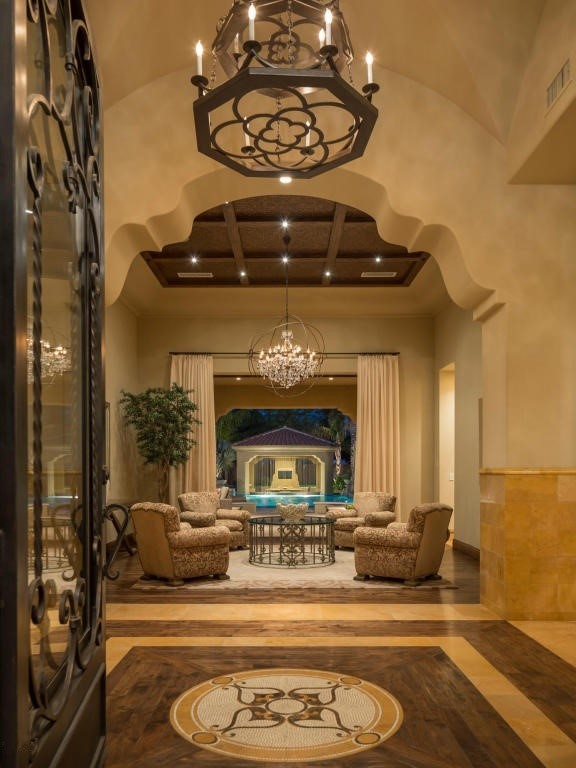 Großes Mediterranes Foyer mit beiger Wandfarbe, braunem Holzboden, Einzeltür und Haustür aus Metall in Phoenix