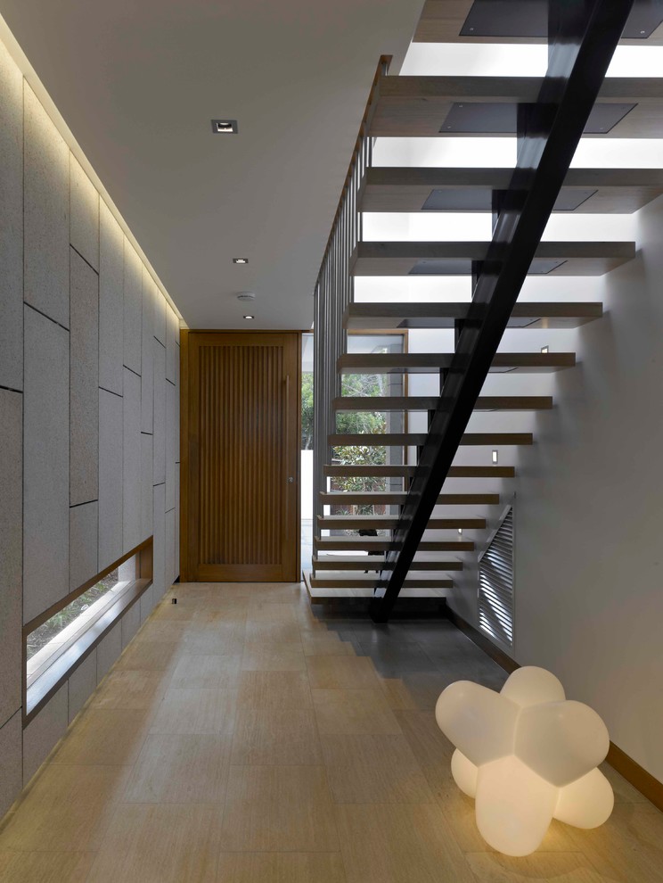 Idées déco pour une entrée contemporaine avec un couloir, un mur blanc, parquet clair, une porte simple et une porte en bois clair.