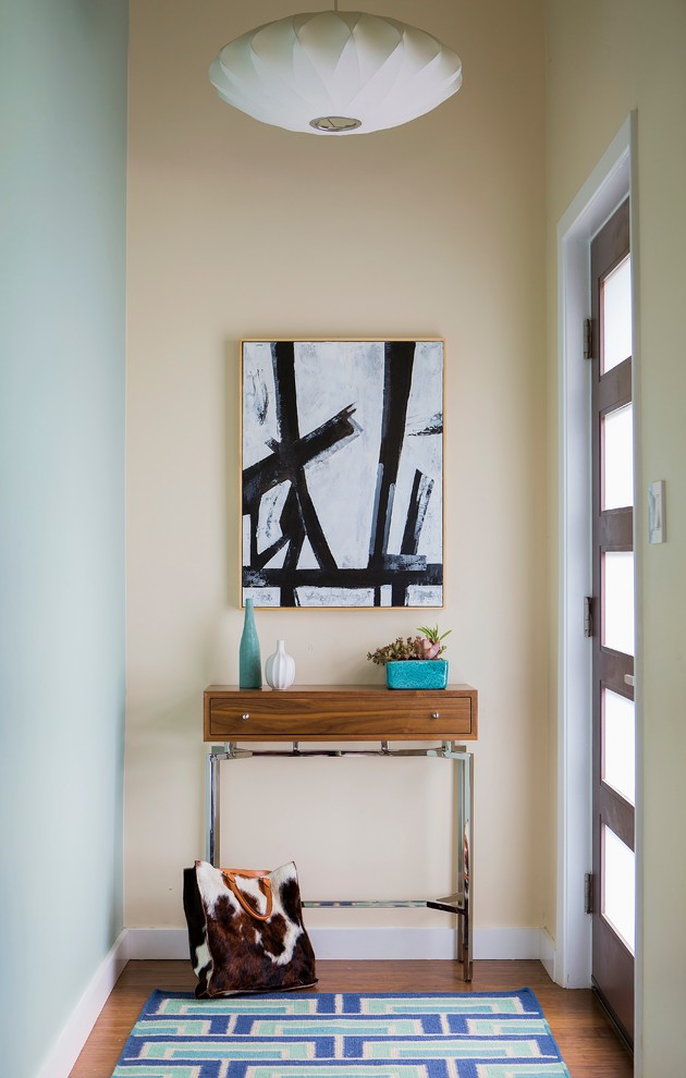 Источник вдохновения для домашнего уюта: маленькое фойе в современном стиле с синими стенами, одностворчатой входной дверью, стеклянной входной дверью, полом из бамбука и коричневым полом для на участке и в саду