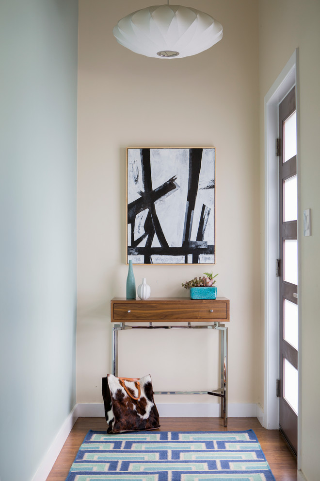 Ejemplo de hall actual con paredes beige, suelo de madera oscura y puerta simple