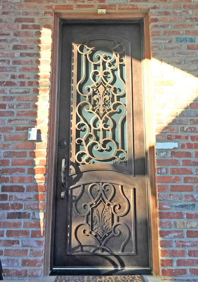Esempio di una porta d'ingresso tradizionale di medie dimensioni con una porta singola e una porta in metallo