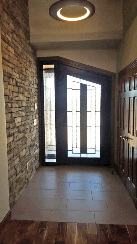 На фото: входная дверь среднего размера в стиле рустика с бежевыми стенами, полом из керамогранита, одностворчатой входной дверью, стеклянной входной дверью и бежевым полом с