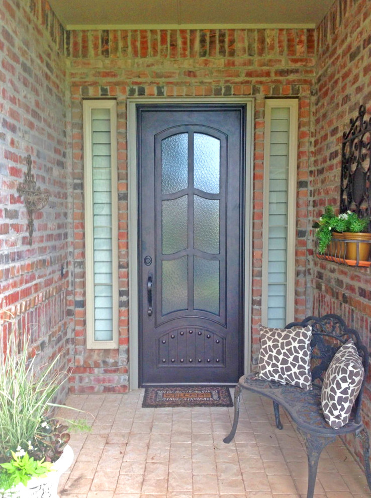 Aménagement d'une porte d'entrée classique de taille moyenne avec une porte simple et une porte métallisée.