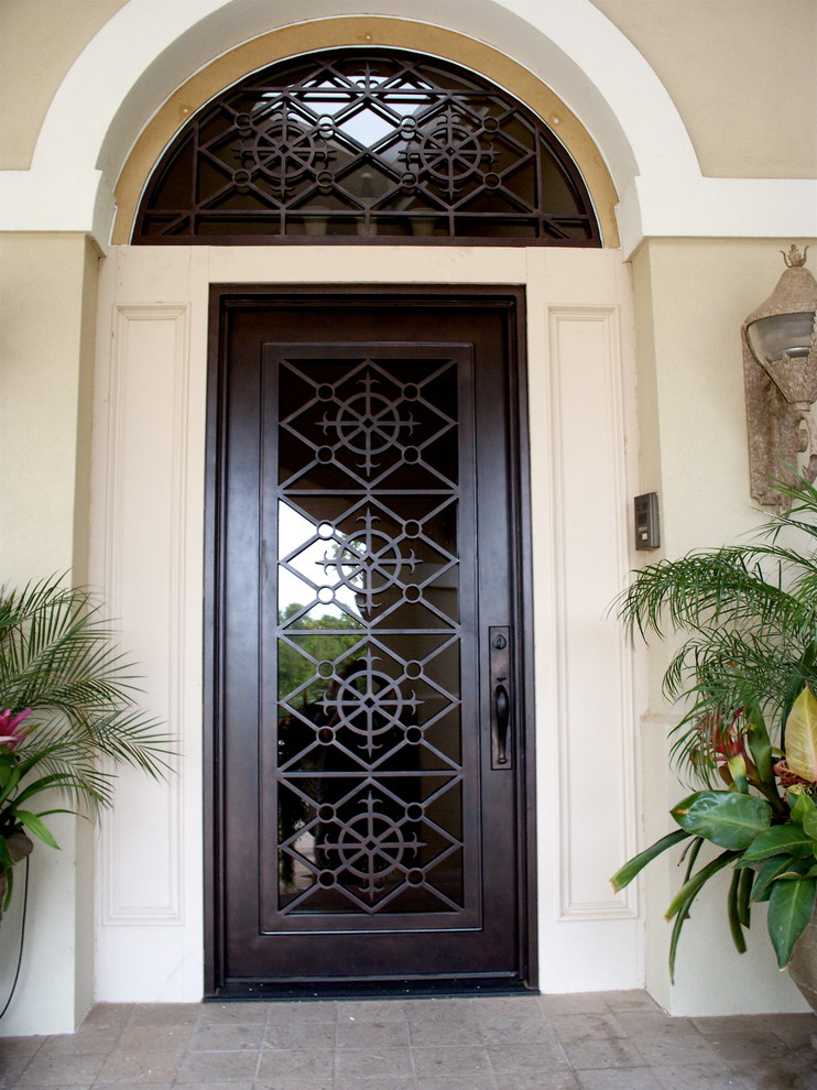 Inspiration pour une porte d'entrée traditionnelle de taille moyenne avec un mur beige, sol en béton ciré, une porte simple et une porte métallisée.
