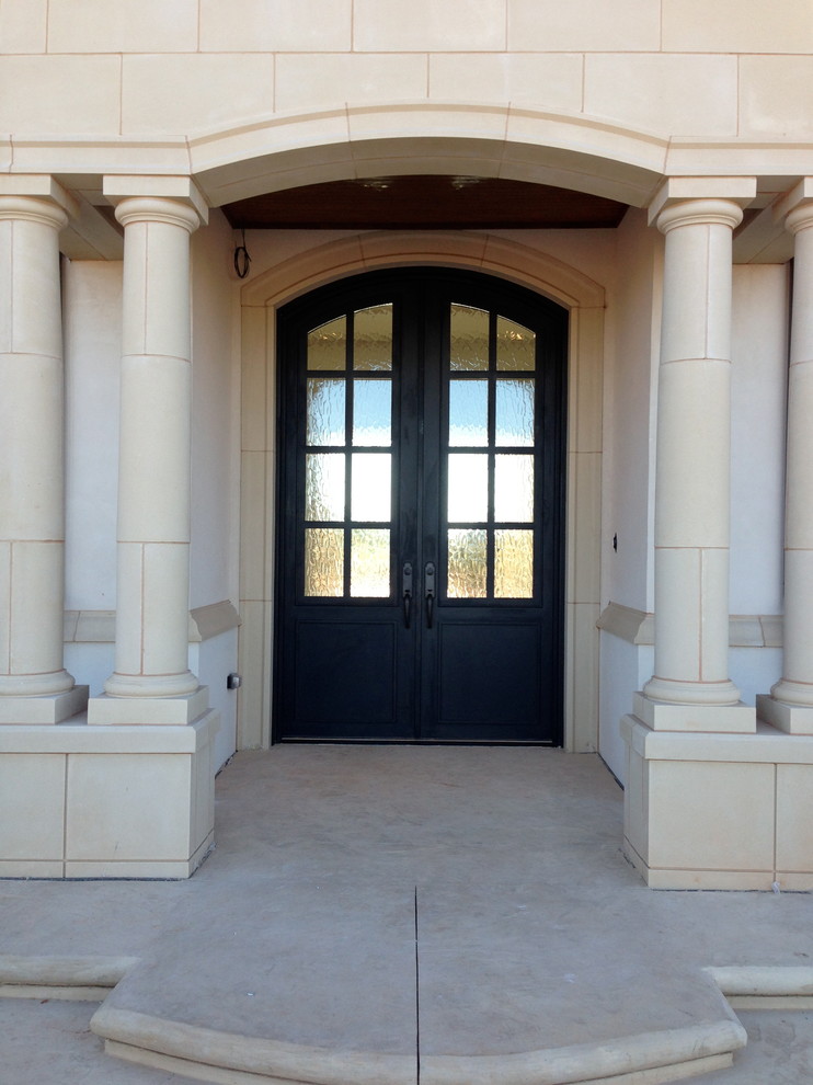 Пример оригинального дизайна: большая входная дверь в классическом стиле с бежевыми стенами, бетонным полом, двустворчатой входной дверью и металлической входной дверью
