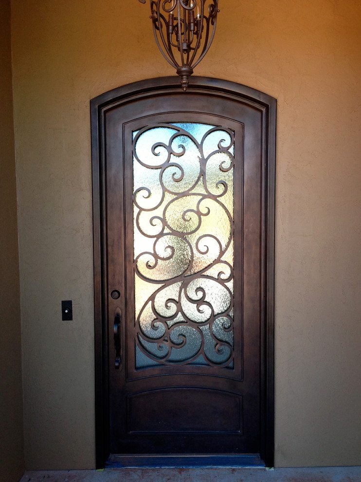 Пример оригинального дизайна: входная дверь среднего размера в классическом стиле с бежевыми стенами, бетонным полом, одностворчатой входной дверью и металлической входной дверью