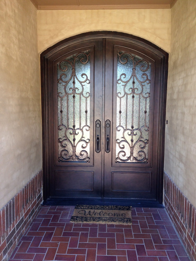 Пример оригинального дизайна: большая входная дверь в классическом стиле с бежевыми стенами, металлической входной дверью и двустворчатой входной дверью
