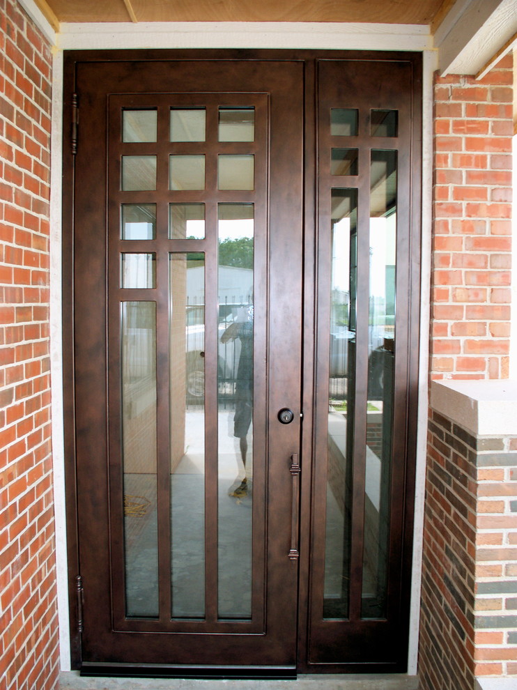 Große Klassische Haustür mit Haustür aus Metall, beiger Wandfarbe, Betonboden und Einzeltür in Oklahoma City